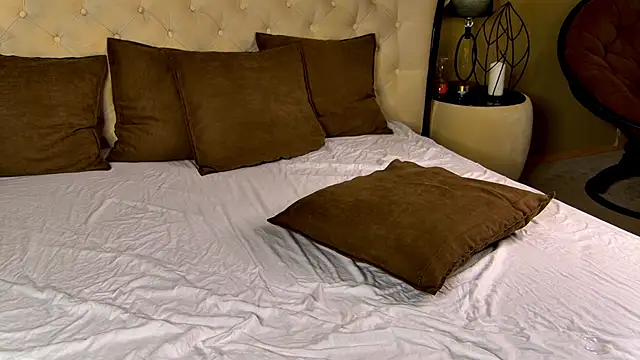 YourSweetArya online show from April 4, 2026, 4:04 pm