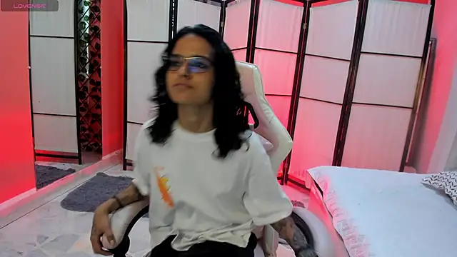 Julianne 7 online show from February 24, 2026, 9:02 pm