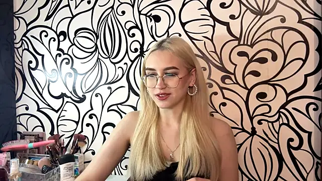 Snapshot of Kat_Catherine chatting on February 24, 2026, 12:58 pm Kat Catherine online show from February 24, 2026, 12:58 pm