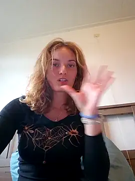 Snapshot of sweetsophie69 chatting on April 24, 2026, 6:21 pm sweetsophie69 online show from April 24, 2026, 6:21 pm