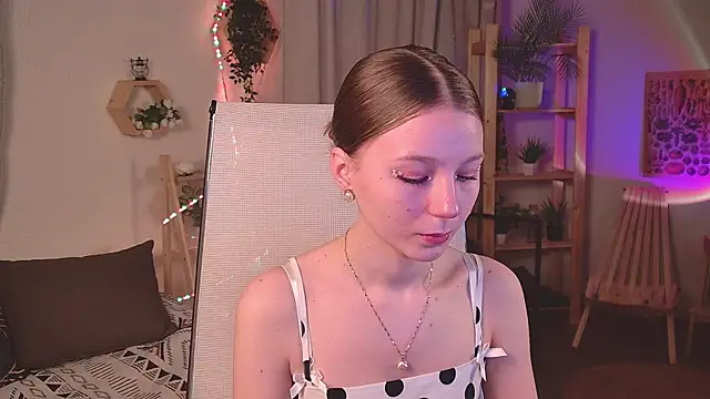 ElliFrankenweenie online show from April 18, 2026, 6:06 am