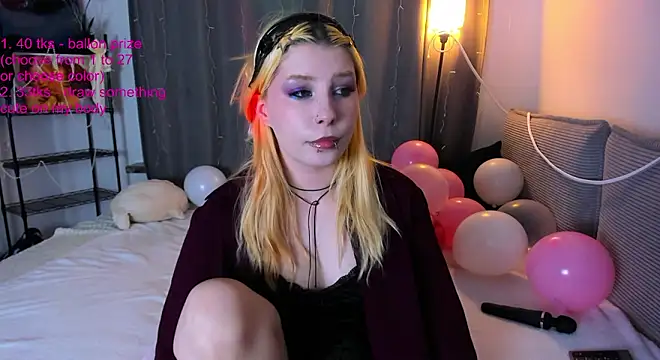 Snapshot of WarmAtEdges chatting on February 18, 2026, 2:35 pm WarmAtEdges online show from February 18, 2026, 2:35 pm