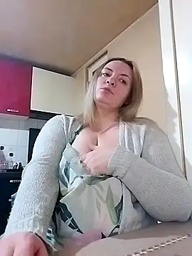 Snapshot of HotStepmommy4 chatting on February 11, 2026, 10:37 pm HotStepmommy4 online show from February 11, 2026, 10:37 pm