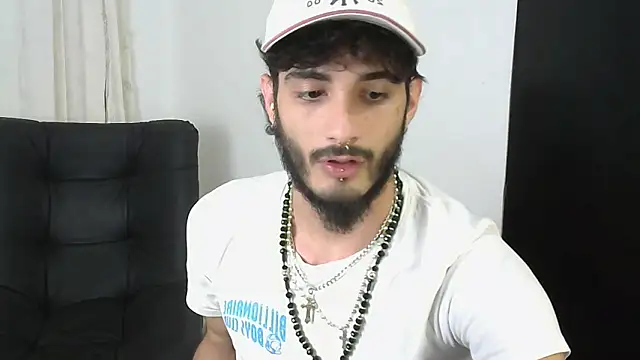 Snapshot of LovexJuxn8 chatting on February 13, 2026, 7:43 pm LovexJuxn8 online show from February 13, 2026, 7:43 pm