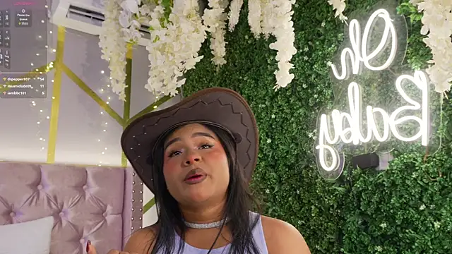 Snapshot of Aurora_Cruz chatting on July 17, 2026, 7:19 pm Aurora Cruz online show from July 17, 2026, 7:19 pm