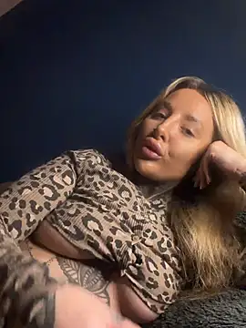 Snapshot of Summerwestt chatting on March 1, 2026, 8:33 pm Summerwestt online show from March 1, 2026, 8:33 pm