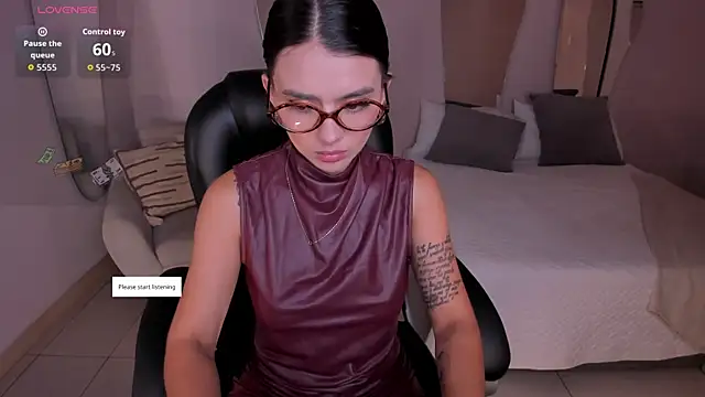 Snapshot of JulietteMoreau chatting on April 26, 2026, 11:41 am JulietteMoreau online show from April 26, 2026, 11:41 am