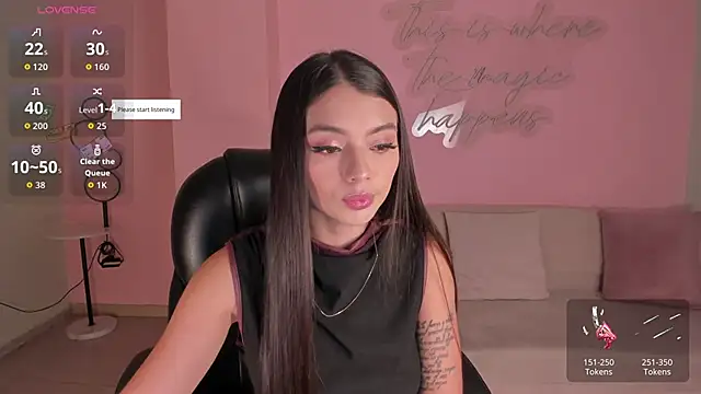 Snapshot of JulietteMoreau chatting on May 4, 2026, 7:54 pm JulietteMoreau online show from May 4, 2026, 7:54 pm