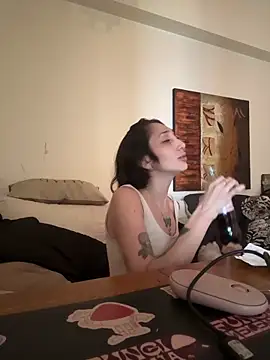 FrutillitaXX online show from April 15, 2026, 1:18 pm