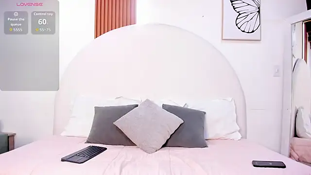Snapshot of Violett_Rosse_ chatting on May 12, 2026, 3:20 pm Violett Rosse online show from May 12, 2026, 3:20 pm