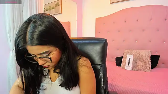 mila quin online show from April 16, 2026, 8:09 pm