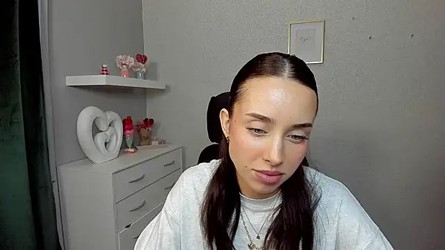 AdeleSolo online show from April 9, 2026, 5:40 am