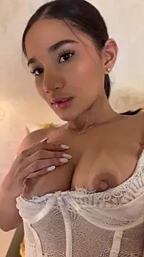 AlessiaVallmont online show from April 14, 2026, 8:15 pm