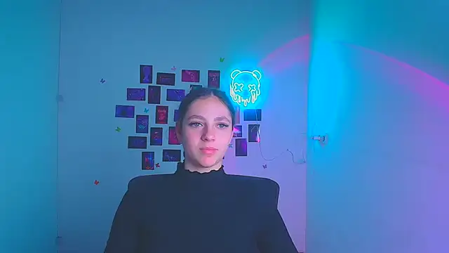 KissMeJulia online show from April 7, 2026, 11:32 am