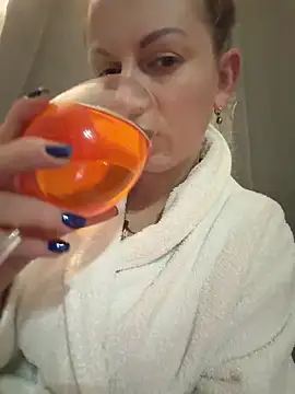 Snapshot of Frenchgirl45 chatting on February 28, 2026, 12:33 am Frenchgirl45 online show from February 28, 2026, 12:33 am