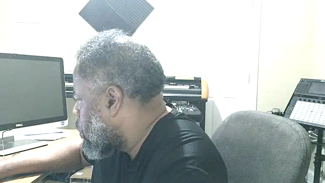 Cleozevo1961 online show from May 20, 2026, 11:27 am