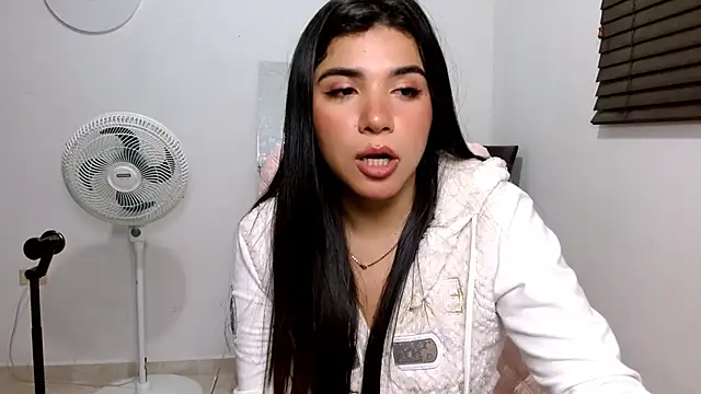 MiaDiamontLatin online show from March 19, 2026, 5:55 am