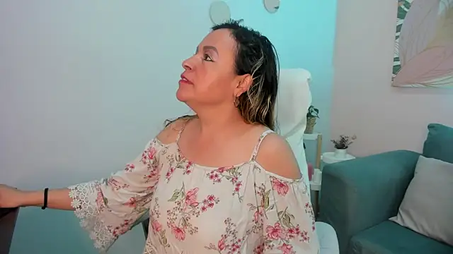 Ivonne 4 online show from April 1, 2026, 12:28 pm