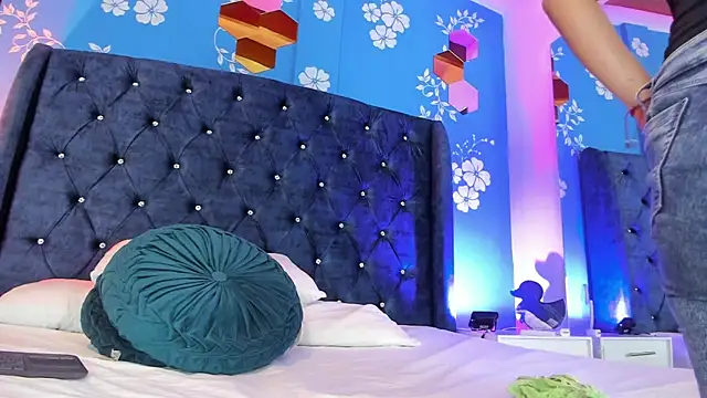laurasmith  online show from May 2, 2026, 12:32 pm