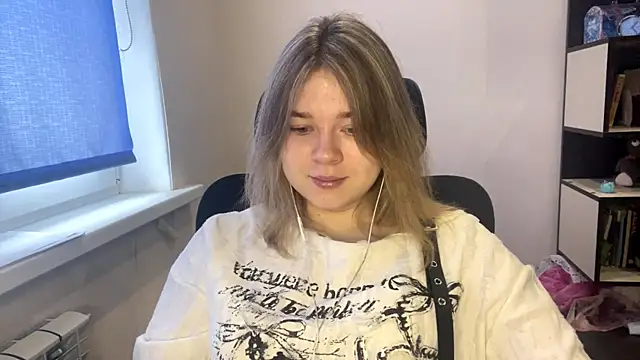 Snapshot of TomikoPfau chatting on April 6, 2026, 7:53 am TomikoPfau online show from April 6, 2026, 7:53 am