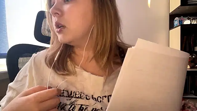 Snapshot of TomikoPfau chatting on April 14, 2026, 2:12 pm TomikoPfau online show from April 14, 2026, 2:12 pm