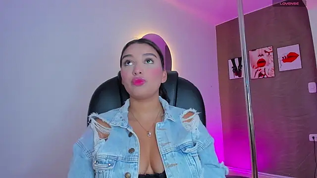 Tiphanysalvatore online show from February 26, 2026, 7:35 pm