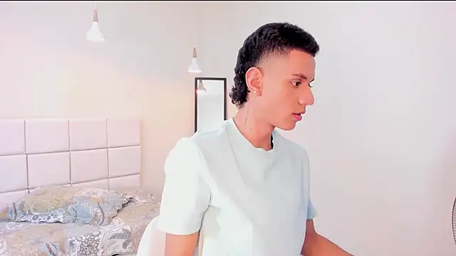 dominicjonnes online show from April 14, 2026, 9:10 pm