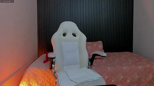 karola cute  online show from April 21, 2026, 10:21 am