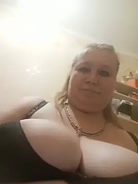 KiraStanton online show from July 28, 2026, 7:39 pm