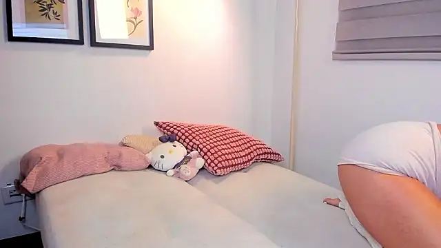 SarahandBast online show from March 19, 2026, 3:43 am