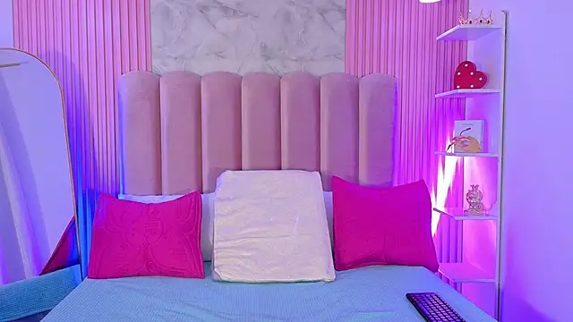 ArianaRougee online show from April 9, 2026, 11:48 am