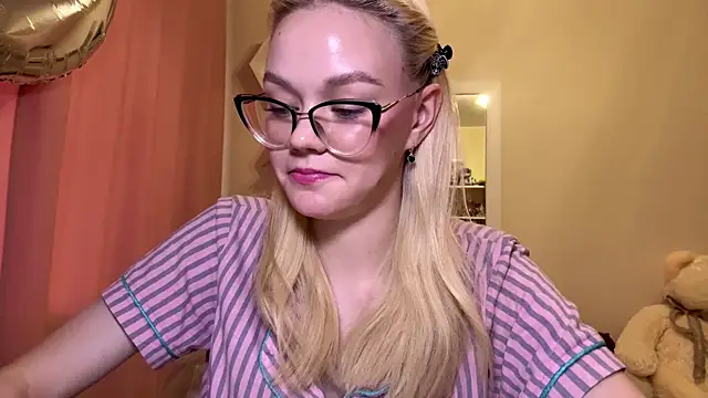 Snapshot of MiaCashe chatting on April 18, 2026, 12:09 pm MiaCashe online show from April 18, 2026, 12:09 pm