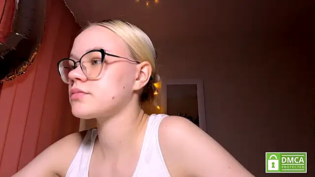 Snapshot of MiaCashe chatting on May 10, 2026, 3:28 pm MiaCashe online show from May 10, 2026, 3:28 pm