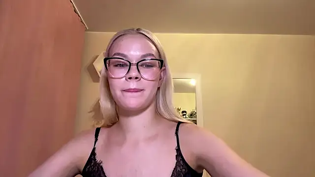 Snapshot of MiaCashe chatting on July 7, 2026, 5:06 pm MiaCashe online show from July 7, 2026, 5:06 pm