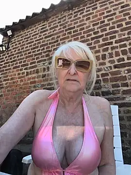 Heidiblueeyes online show from May 28, 2026, 1:19 pm