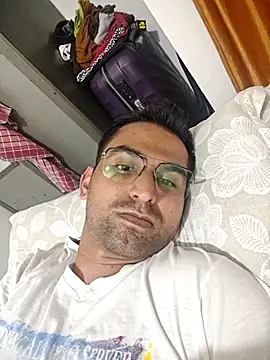 Snapshot of RonitVora chatting on May 29, 2026, 5:33 pm RonitVora online show from May 29, 2026, 5:33 pm