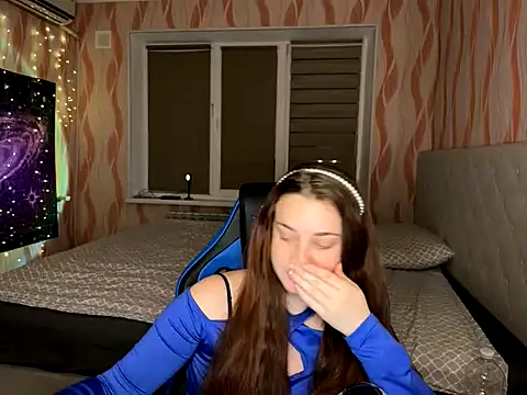 HotEmilia online show from April 10, 2026, 8:35 pm