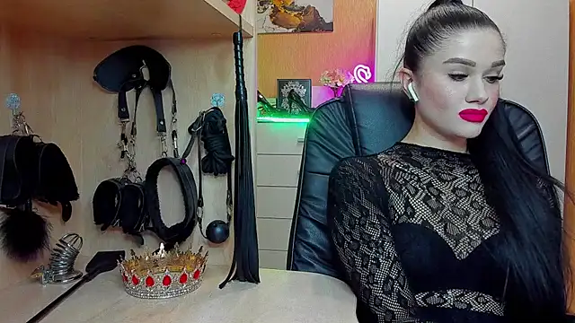 Snapshot of KristiTopxx chatting on April 19, 2026, 7:16 pm KristiTopxx online show from April 19, 2026, 7:16 pm