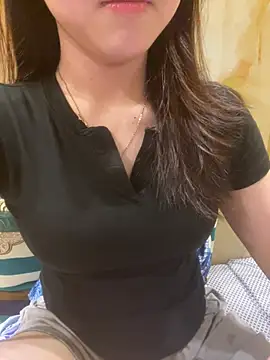 Snapshot of Sullys_ chatting on April 6, 2026, 2:40 pm Sullys online show from April 6, 2026, 2:40 pm