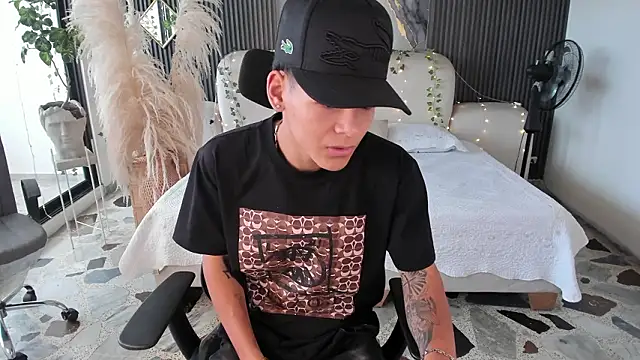 DylanRoyce  online show from March 5, 2026, 12:45 pm