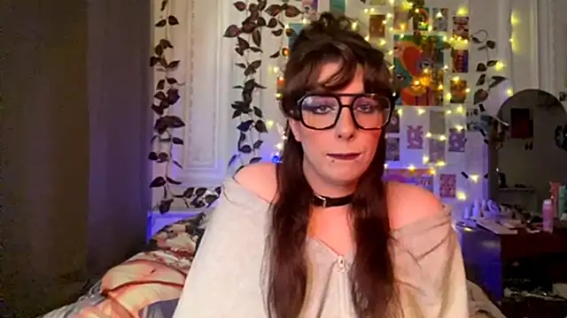 Snapshot of moonvampiq chatting on March 4, 2026, 6:03 pm moonvampiq online show from March 4, 2026, 6:03 pm