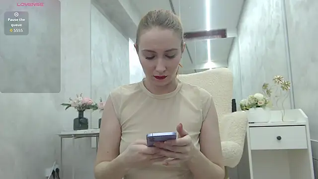 EmberLuna  online show from April 3, 2026, 5:27 am