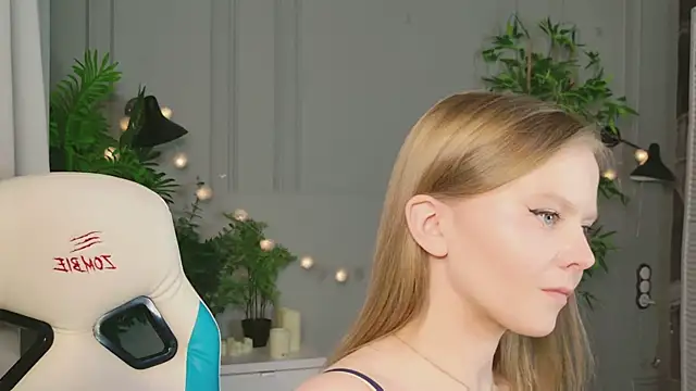 Sophie Peach  online show from March 23, 2026, 2:32 pm