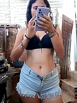 yuliitza4 online show from April 24, 2026, 2:08 pm