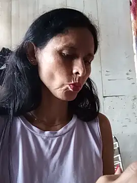 yuliitza4 online show from May 27, 2026, 12:13 pm