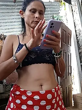 yuliitza4 online show from June 1, 2026, 9:38 pm