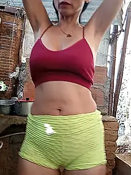 yuliitza4 online show from June 10, 2026, 9:57 pm