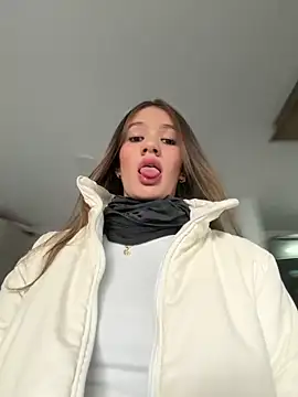 Mia Benett  online show from May 27, 2026, 1:19 pm