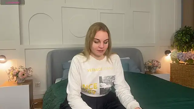 Glow Margo online show from March 12, 2026, 1:23 am