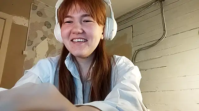 Snapshot of DinaFirebird chatting on March 6, 2026, 4:42 am DinaFirebird online show from March 6, 2026, 4:42 am